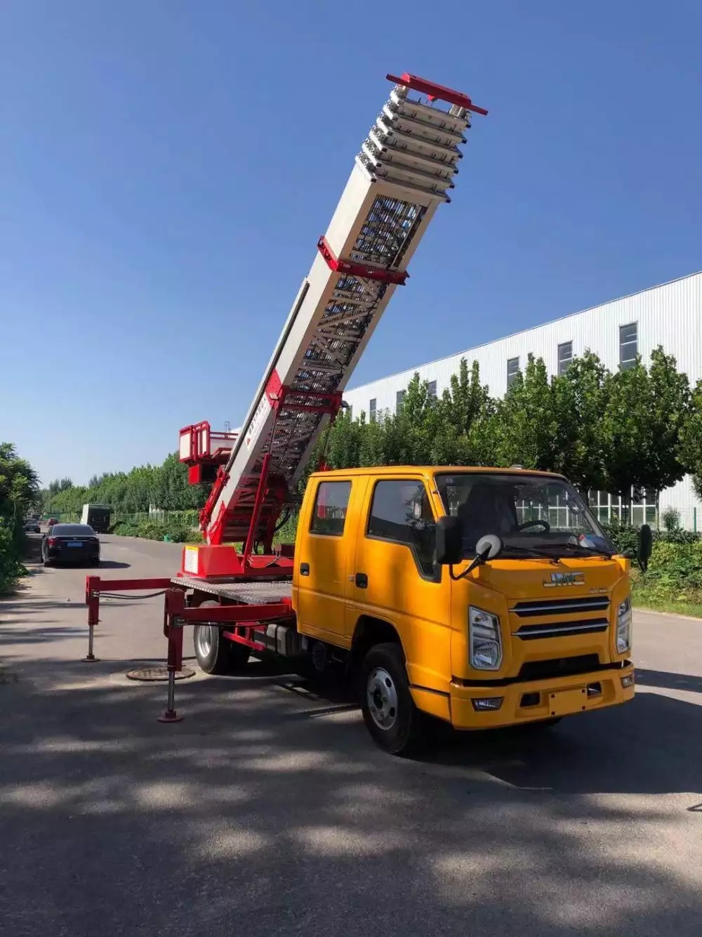 新野附近的云梯车出租服务：轻松解决高空作业需求