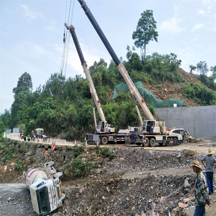 新野汽车掉沟里叫吊车救援要多少钱